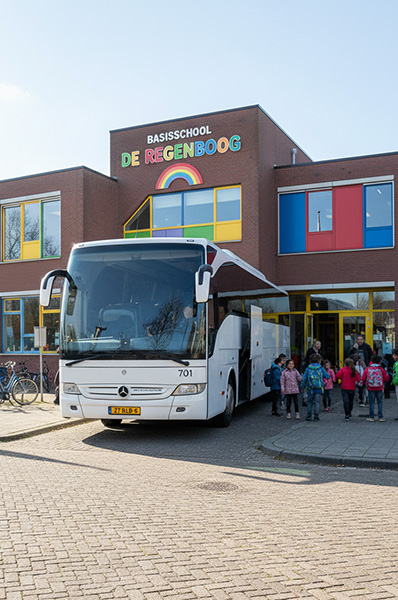 Touringcar 61 pax bij basisschool