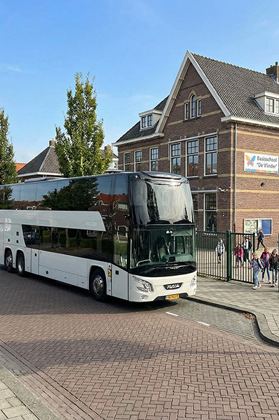 Dubbeldekker bij basisschool