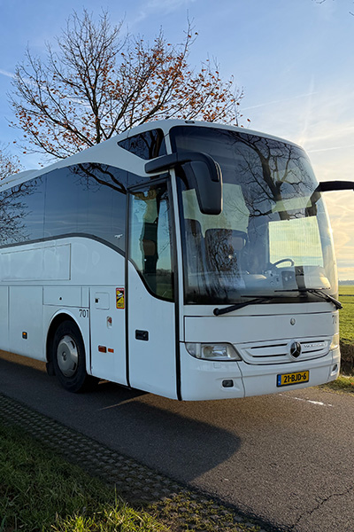 Voorkant 61 pax touringcar