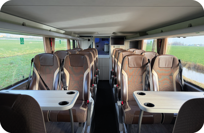 Binnenkant 76 pax touringcar